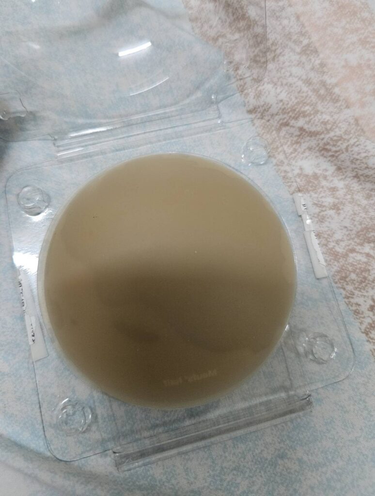 打開包裝的隱形胸貼